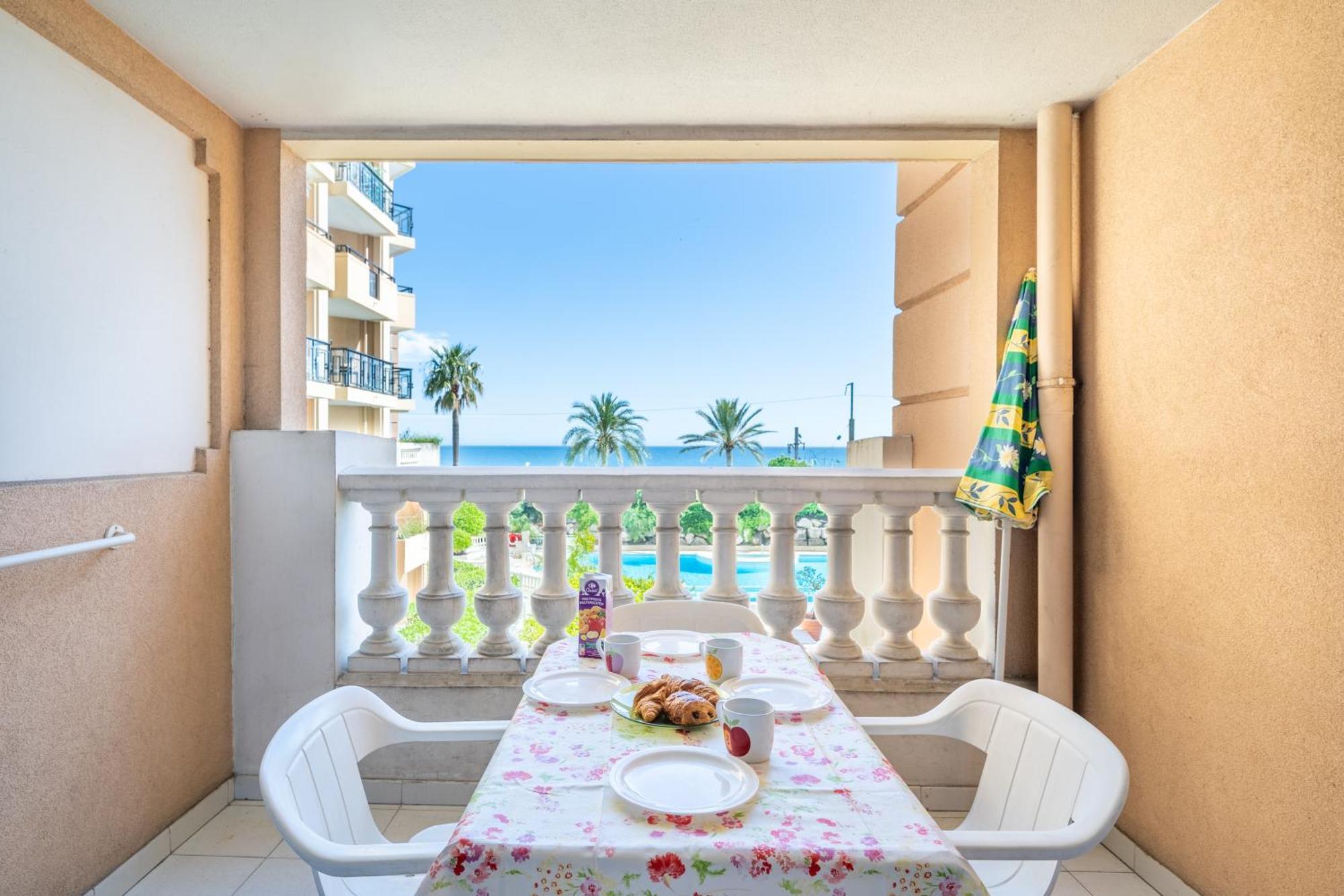 La Palme D'azur - *